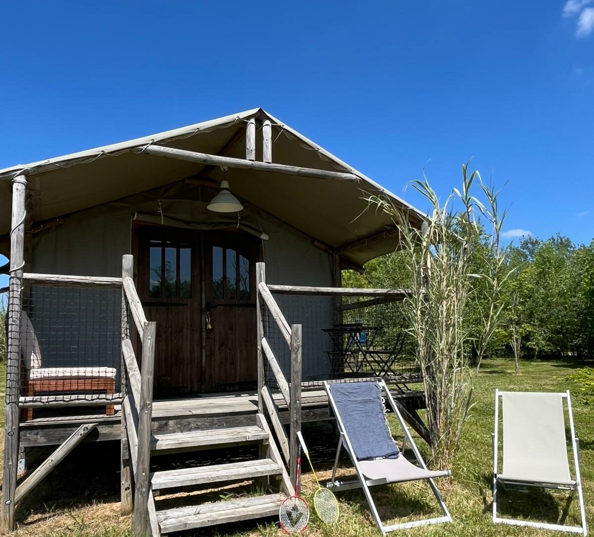 Cabane en bois lodge Africa sur pilotis avec terrasse exposée sud