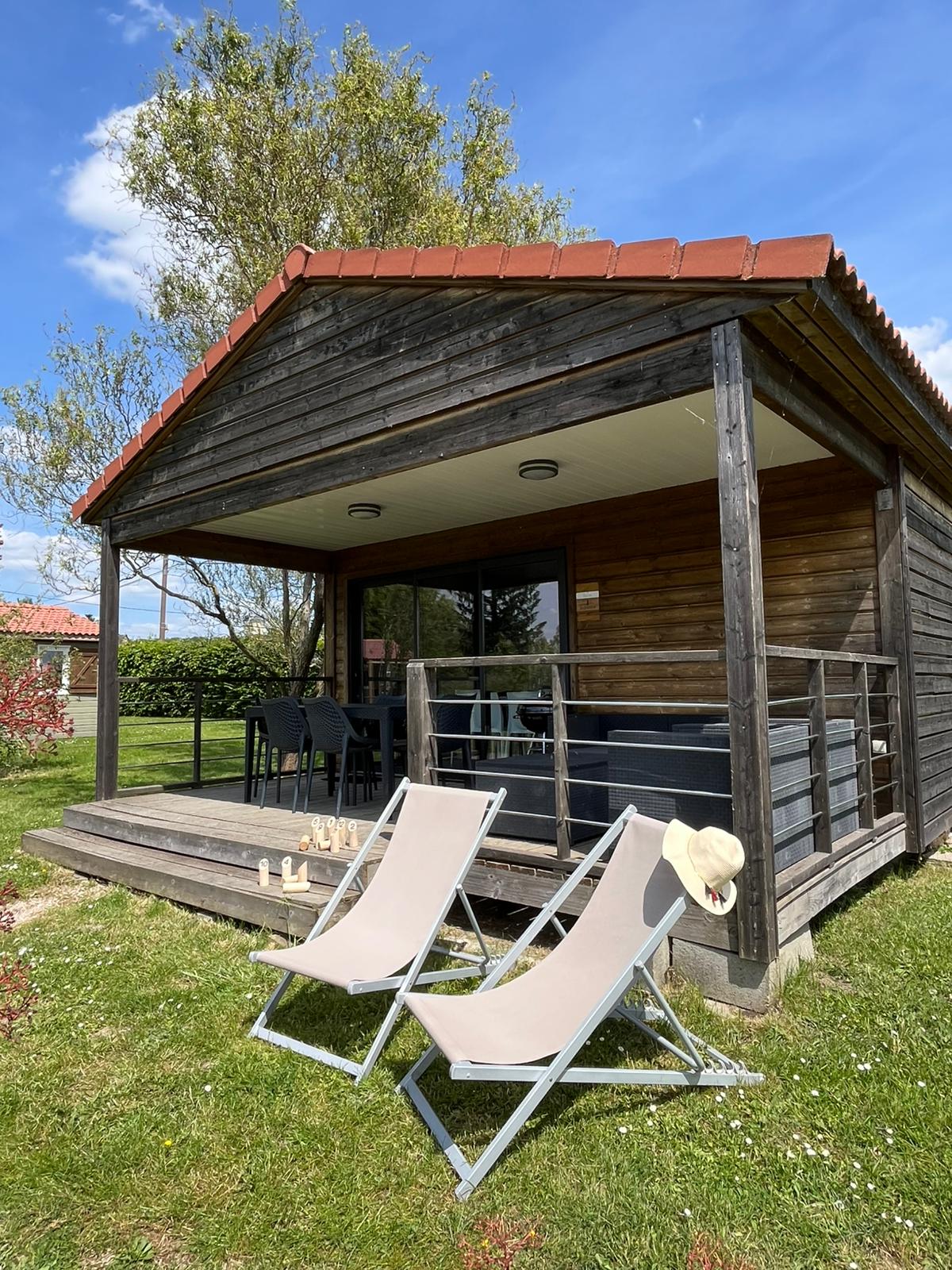 Chalet Premium 5 personnes Chambord avec bardage bois et terrasse couverte