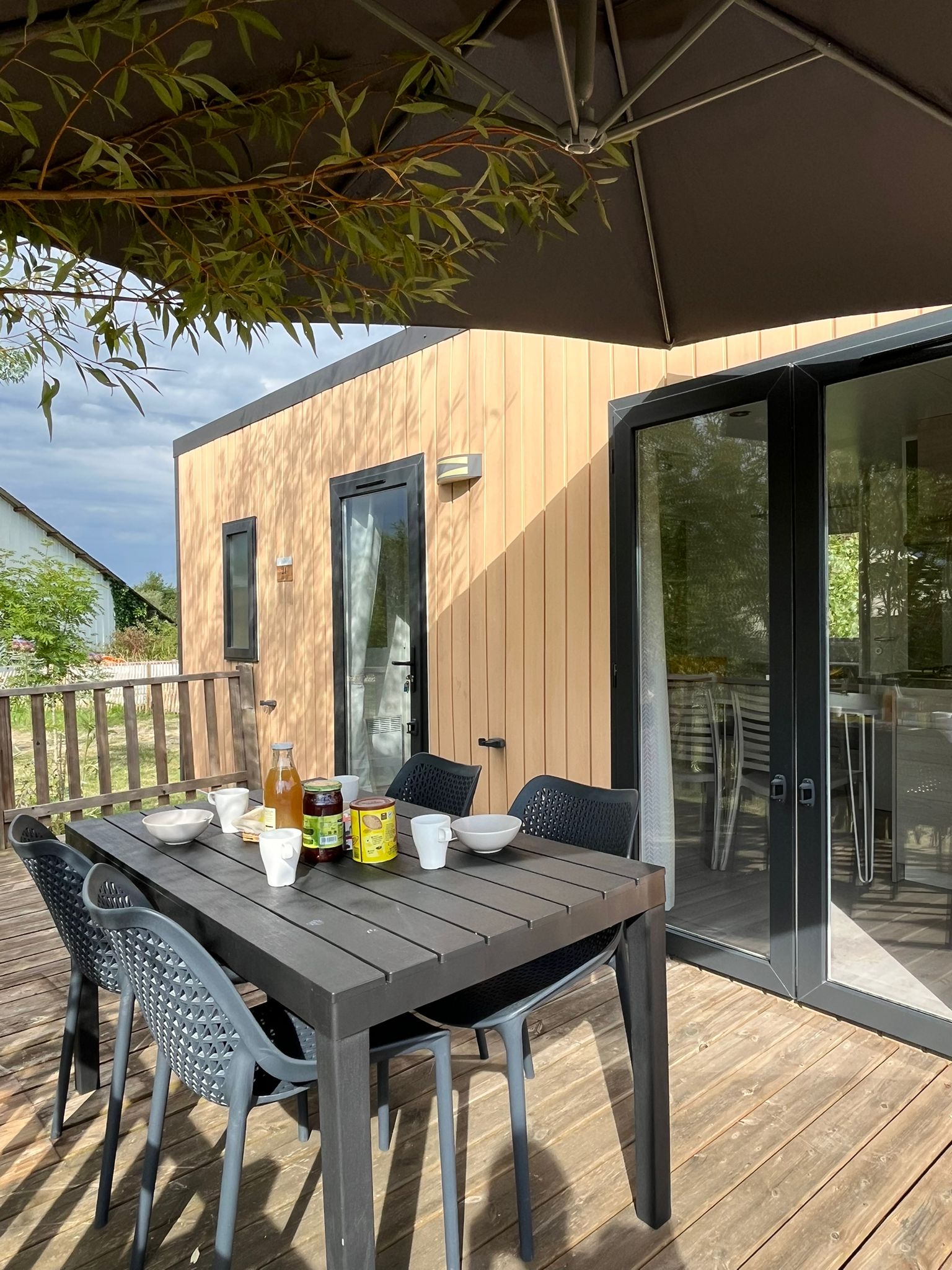 Terrasse bois avec salon de jardin – mobil-home confort Chambord