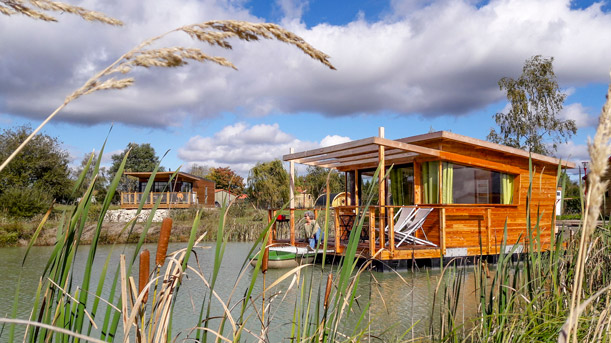 Chambord floating lodge rental