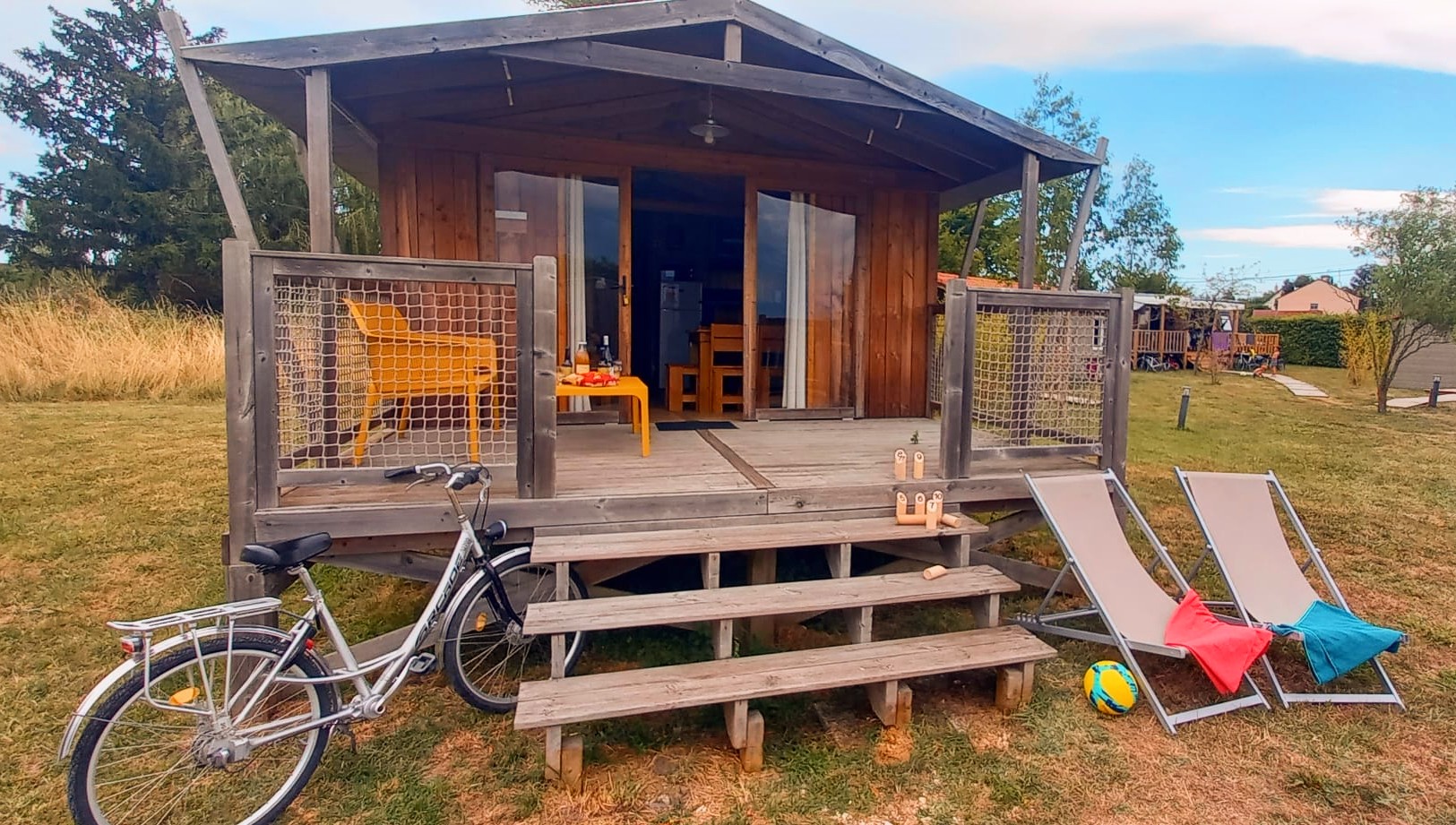 lodge sur pilotis Loire avec terrasse bois semi-couverte