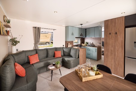 Salon intérieur climatisé avec canapé et télévision – mobil-home premium Loire